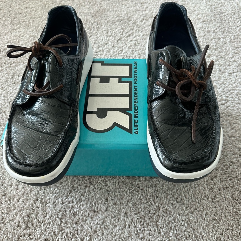 Black Crocodile Pattern Loafers